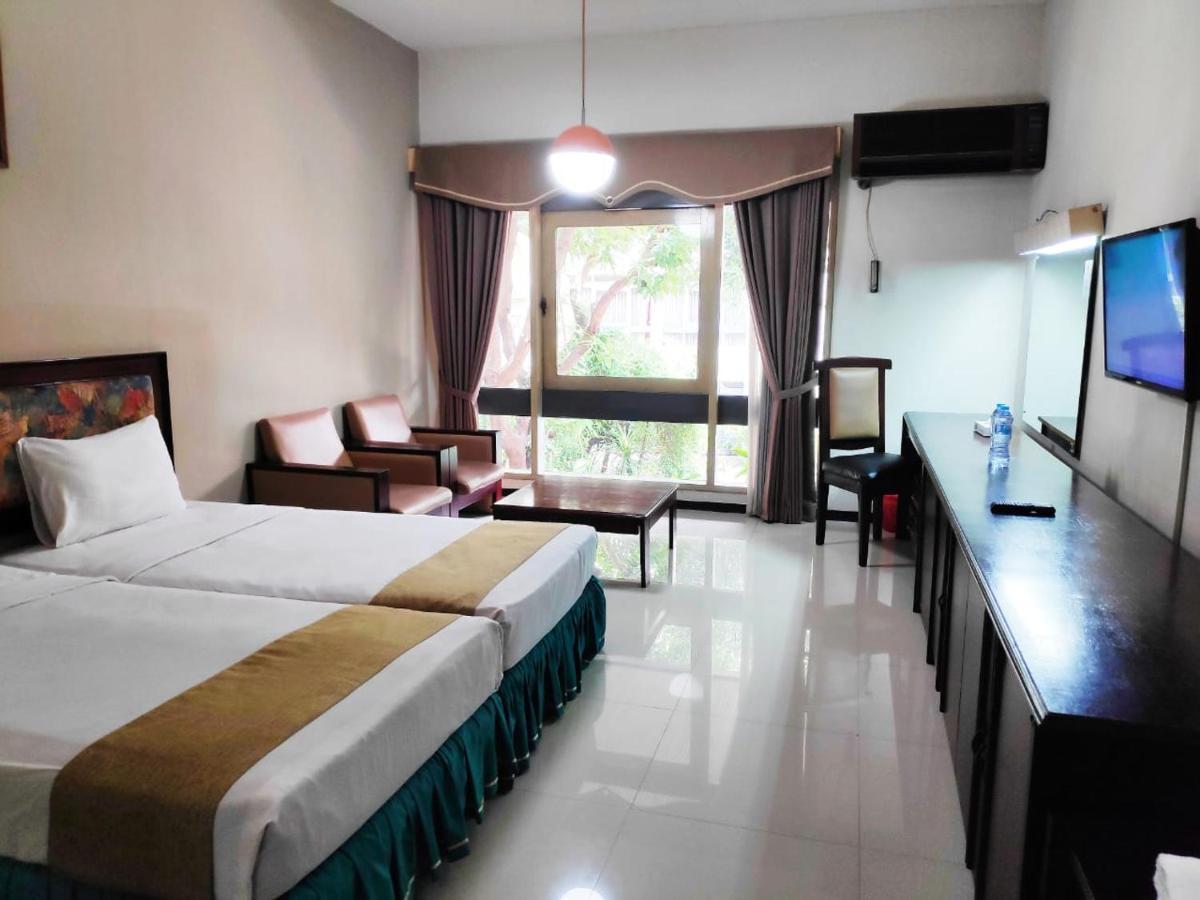New Grand Park Hotel Surabaya Exterior foto